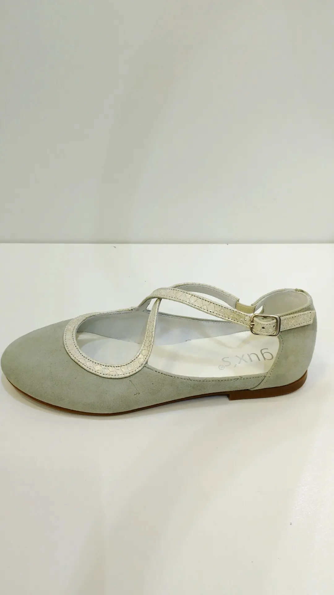 zapato hebilla cruzada verde con borde (1)
