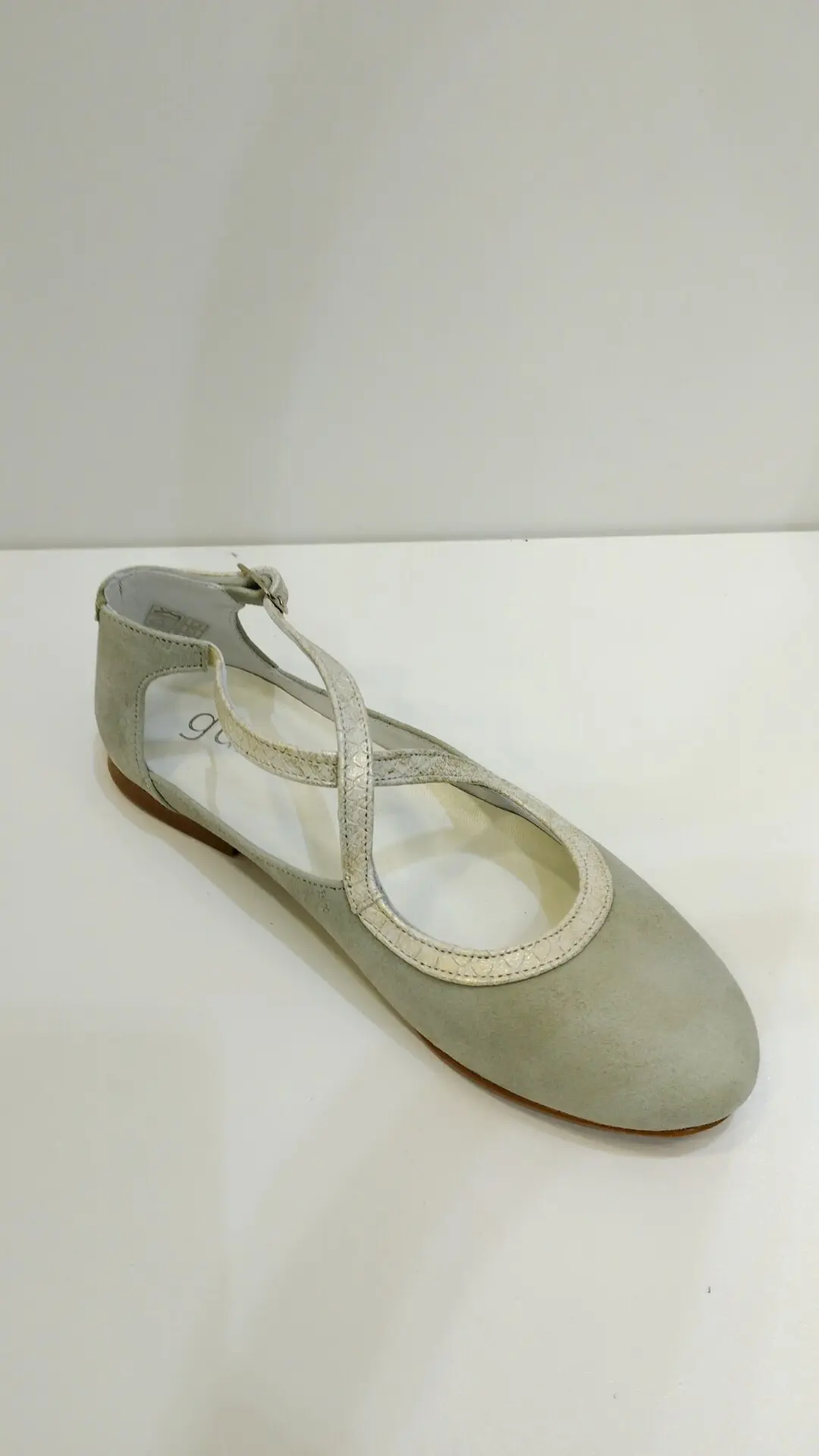 zapato hebilla cruzada verde con borde (2)